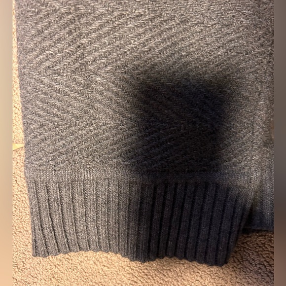 BANANA REPUBLIC GREY CREWNECK SWEATER - Picture 3 of 3